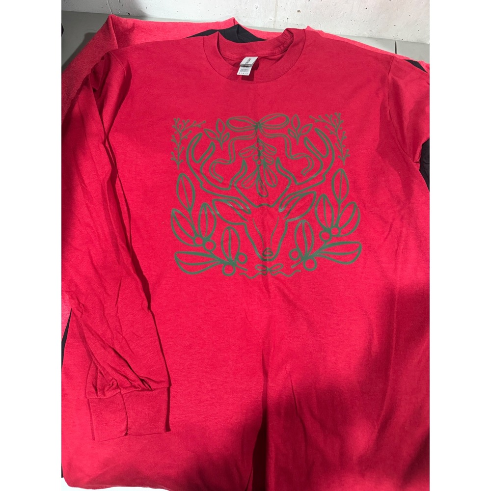 Gildan Red Long Sleeve Christmas Reindeer Mistletoe Graphic Womens Medium